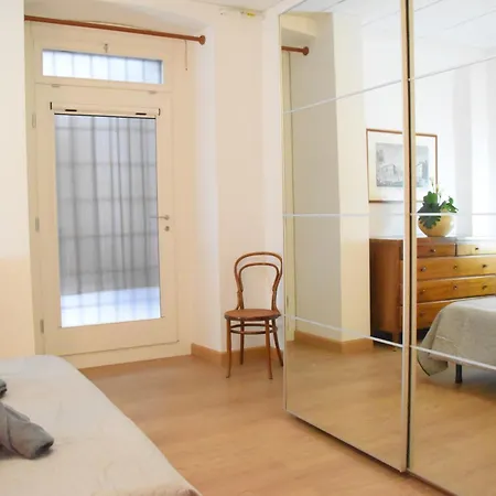 Loft With Private Parking Apartman