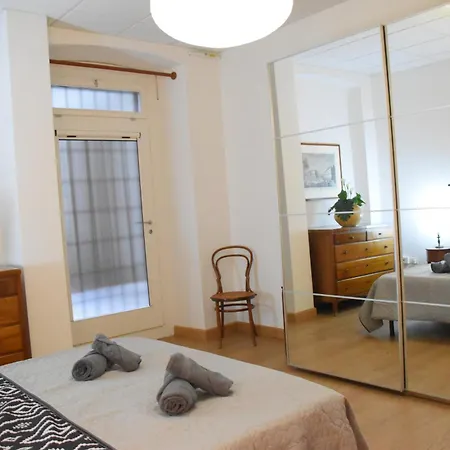 Loft With Private Parking דירה *