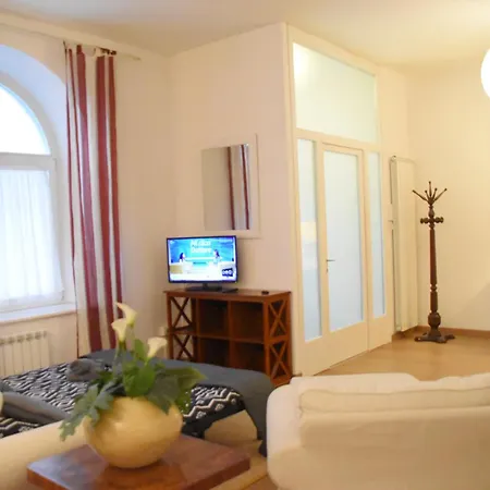 Loft With Private Parking Apartman