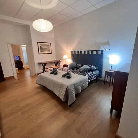 Loft With Private Parking דירה *