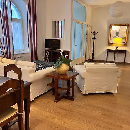 Loft With Private Parking Apartman